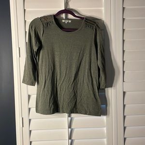 3/4 sleeve green shirt
